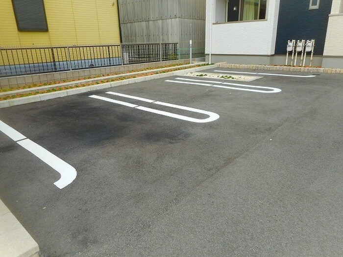 物件外観写真3　(駐車場)