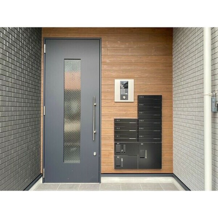 物件外観写真3　(エントランス部分)