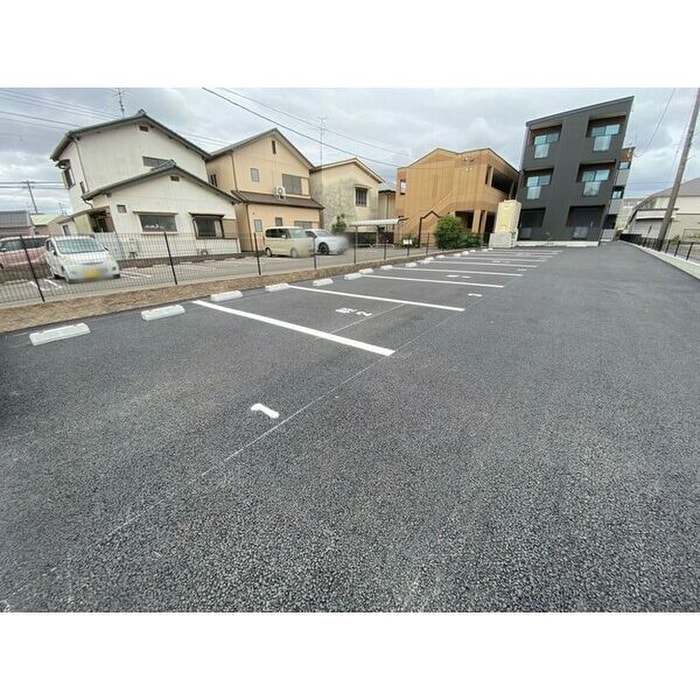 物件外観写真5　(駐車場)