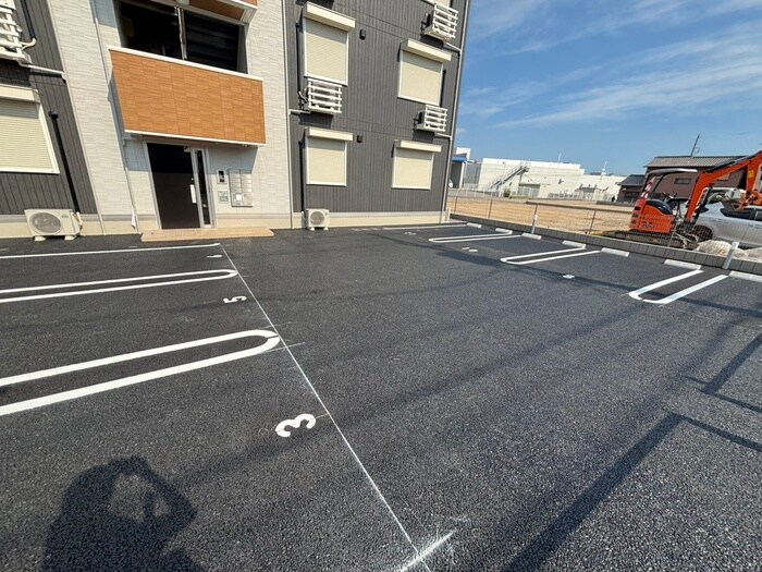 物件外観写真3　(駐車場)