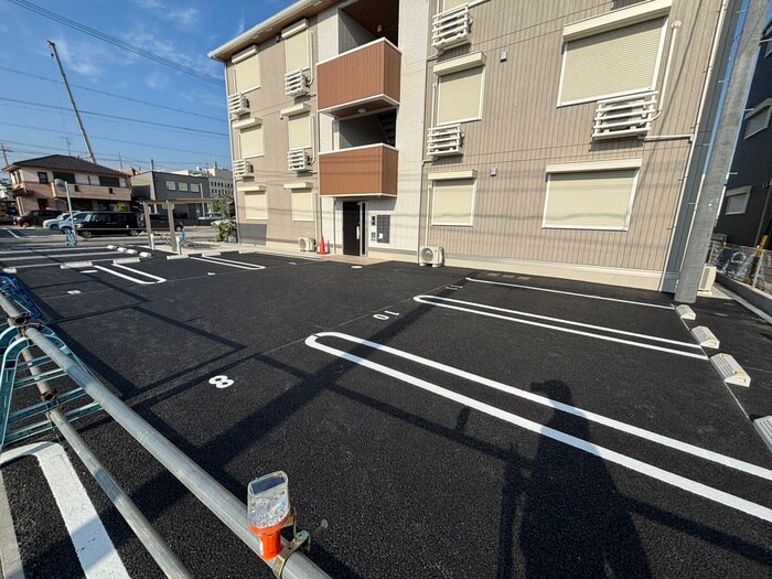 物件外観写真3　(駐車場)