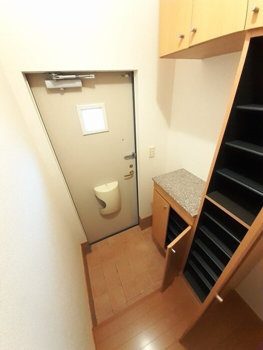 物件内観写真4　(玄関)