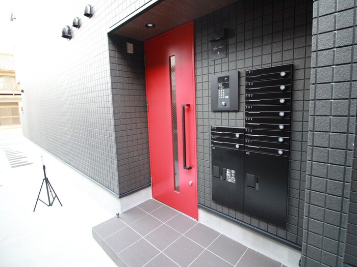 物件外観写真4　(エントランス部分)