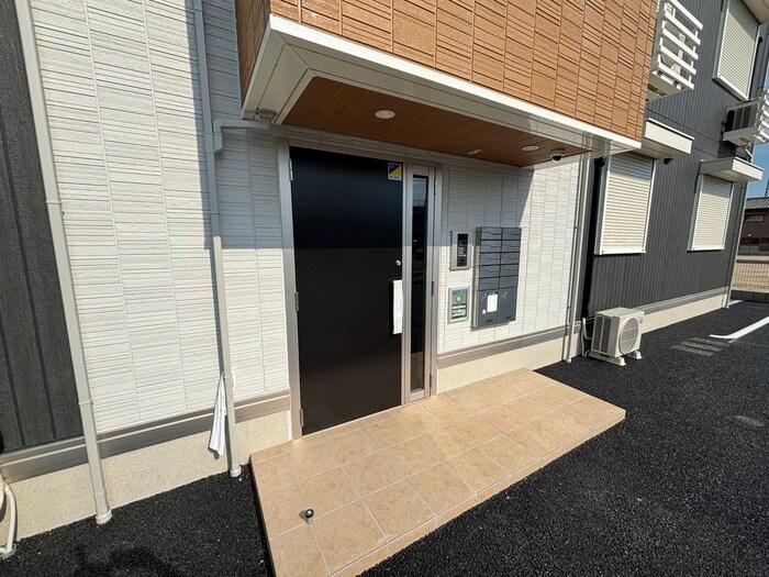 物件外観写真3　(エントランス部分)