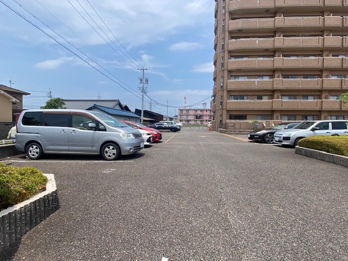 物件外観写真3　(駐車場)