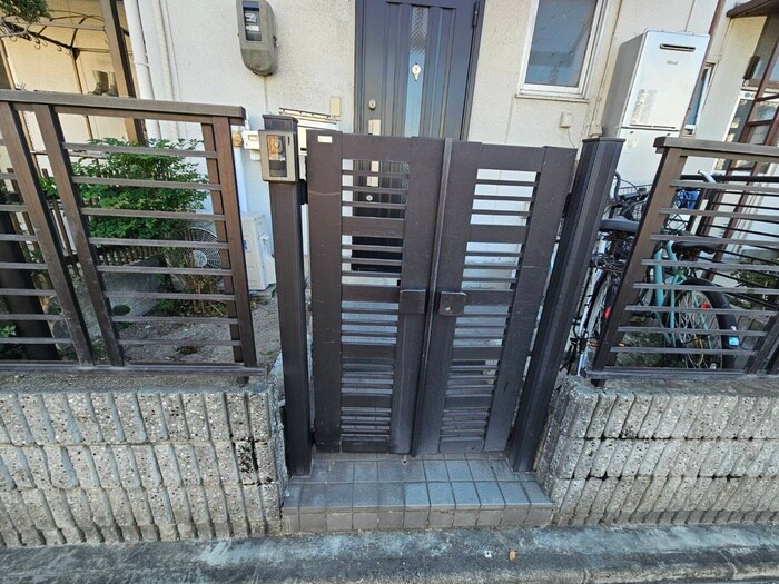 物件外観写真3　(エントランス部分)