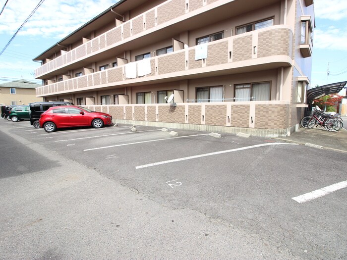 物件外観写真3　(駐車場)