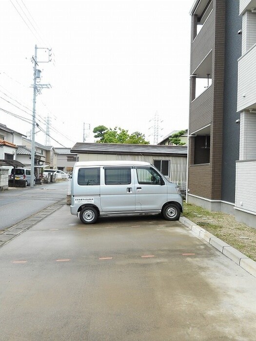 物件外観写真4　(駐車場)
