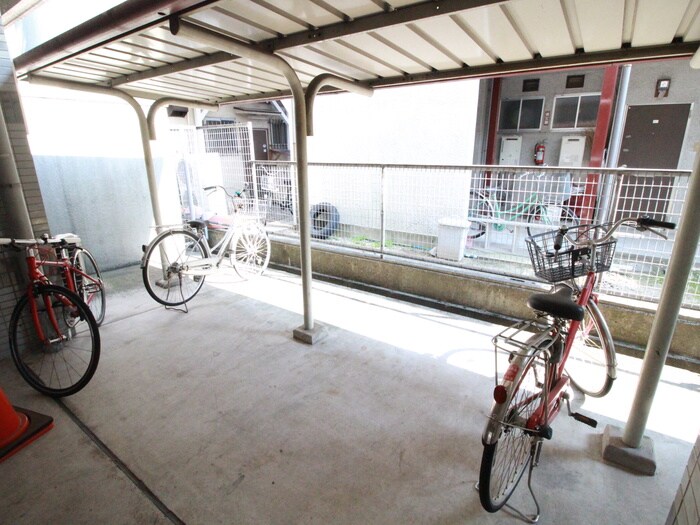 物件外観写真4　(駐輪場)