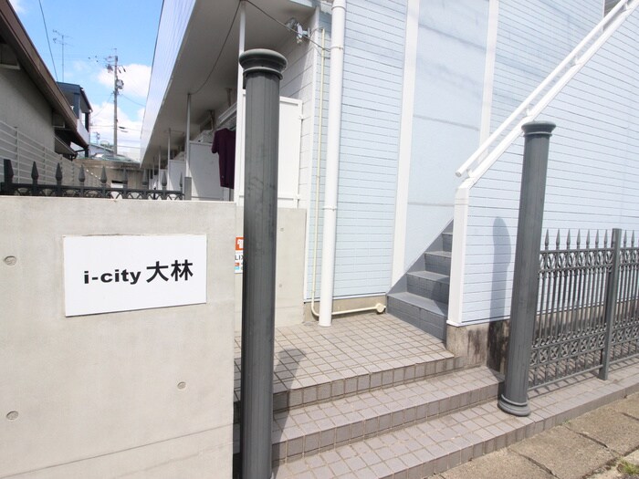 物件外観写真3　(エントランス部分)