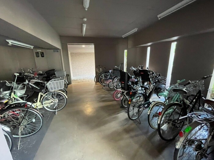 物件外観写真4　(駐輪場)