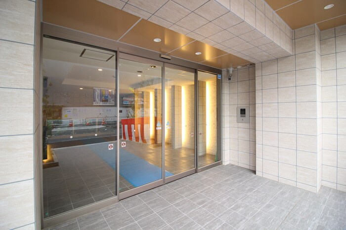 物件外観写真2　(エントランス部分)