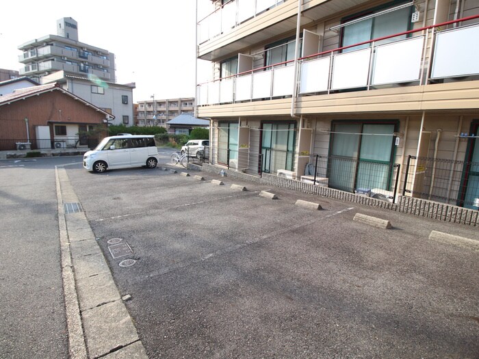 物件外観写真6　(駐車場)
