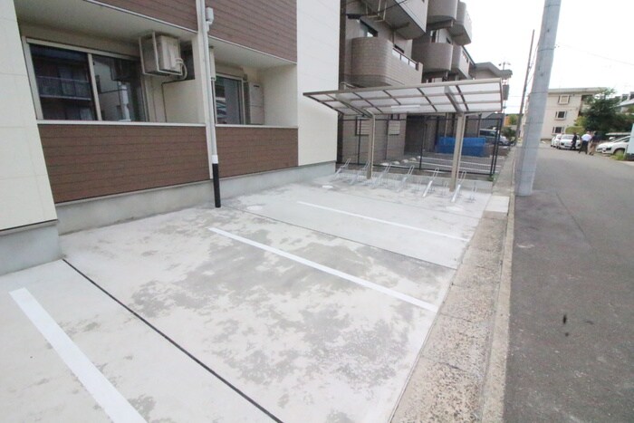 物件外観写真4　(駐車場)