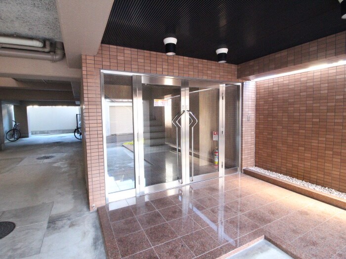 物件外観写真2　(エントランス部分)