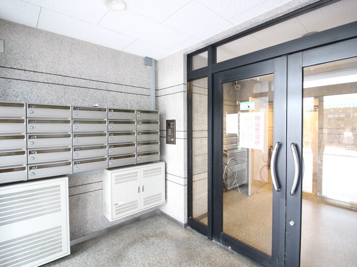 物件外観写真2　(エントランス部分)