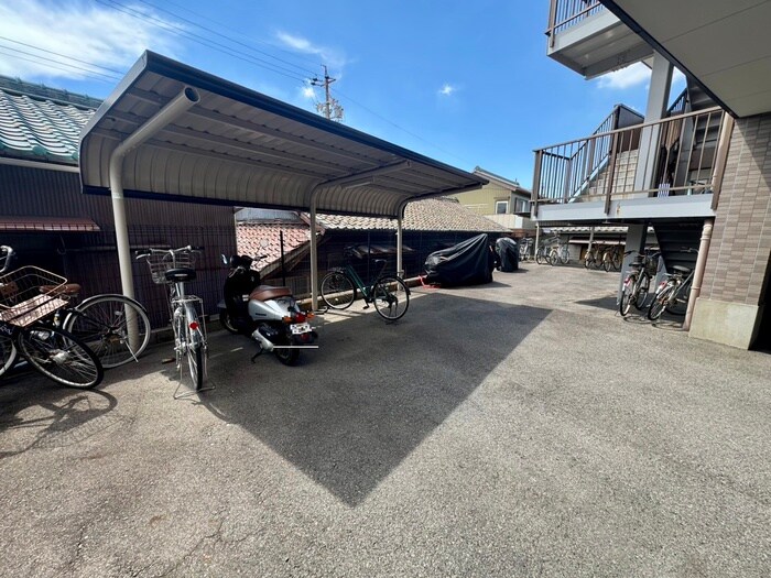 物件外観写真4　(駐輪場)