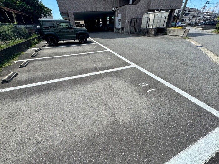 物件外観写真5　(駐車場)