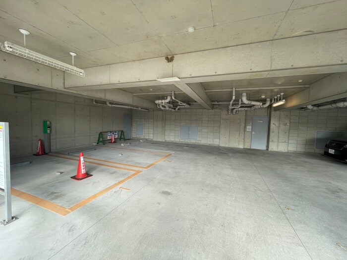 物件外観写真2　(駐車場)