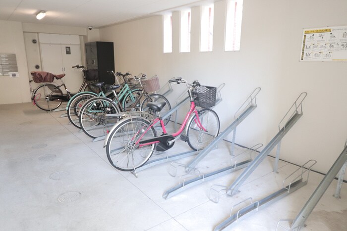 物件外観写真4　(駐輪場)