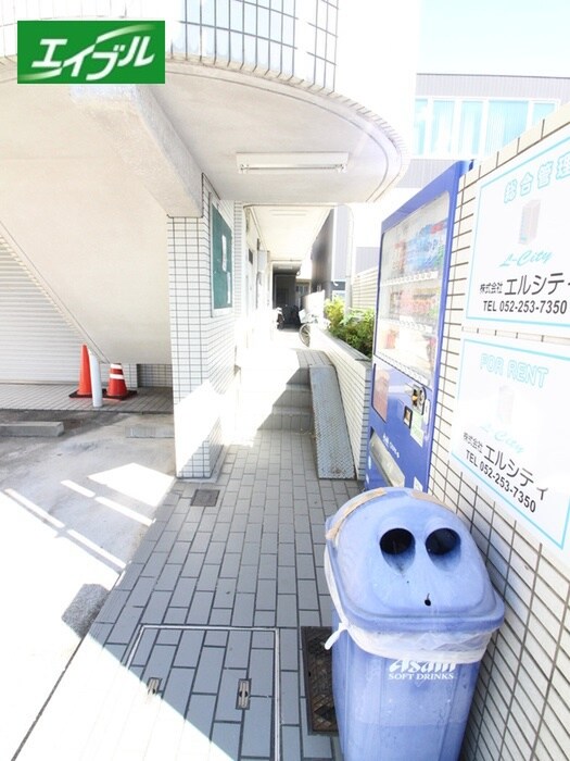 物件外観写真2　(エントランス部分)