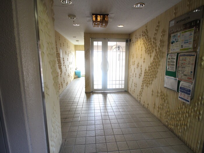 物件外観写真6　(エントランス部分)