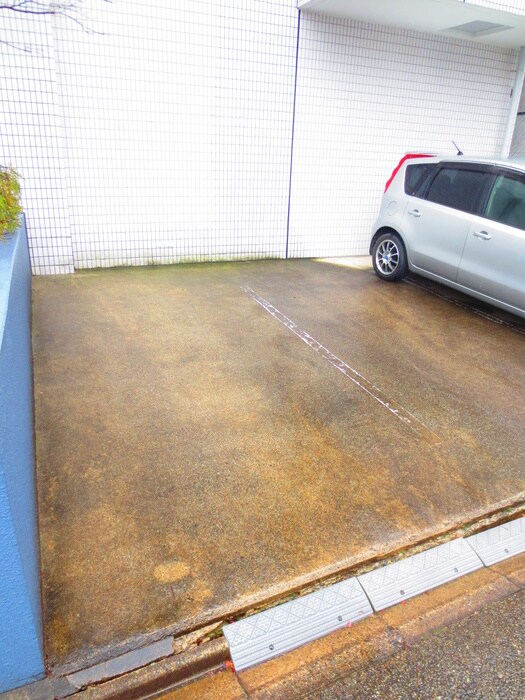物件外観写真5　(駐車場)