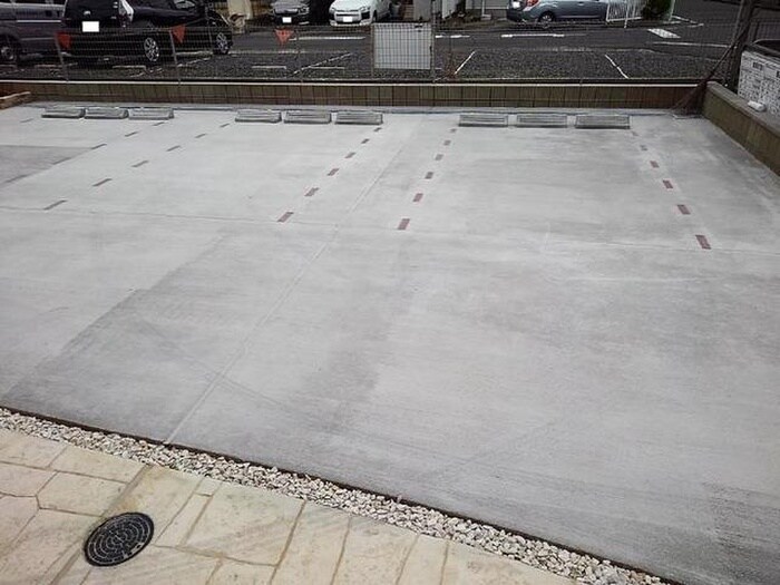 物件外観写真2　(駐車場)