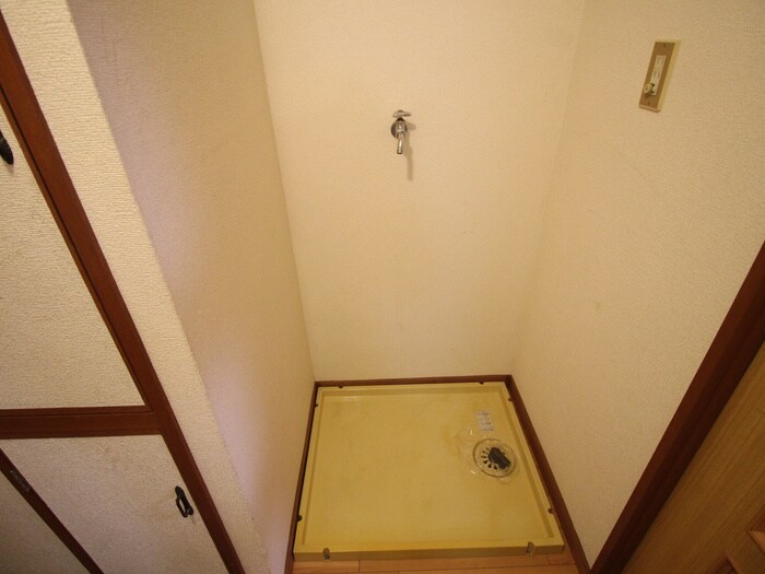 物件内観写真16　(洗濯機置場)