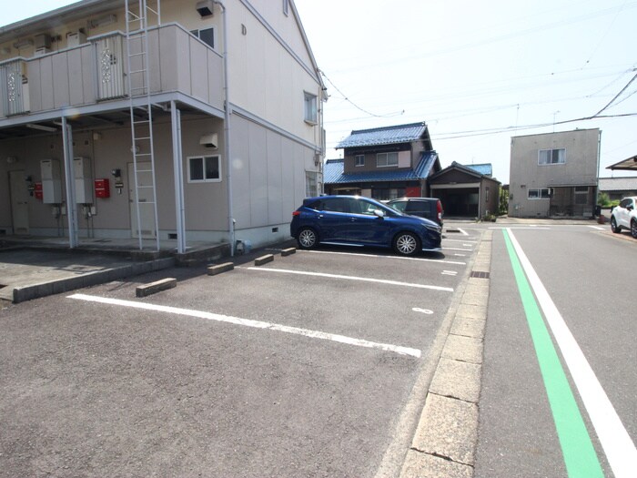 物件外観写真5　(駐車場)