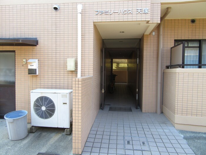 物件外観写真6　(エントランス部分)