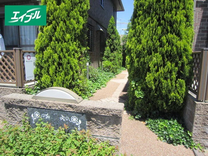 物件外観写真2　(エントランス部分)