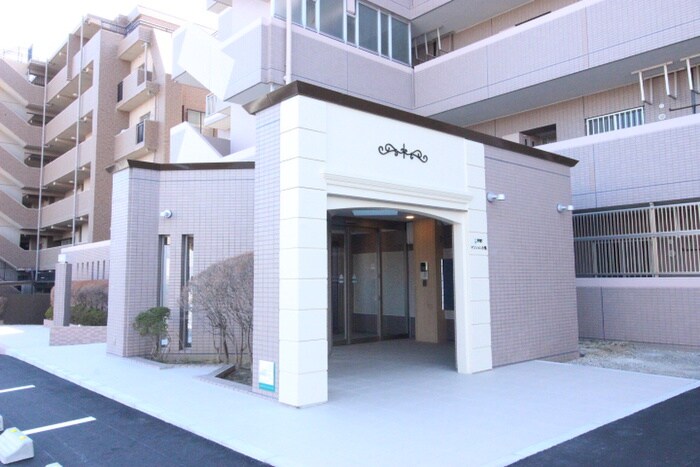 物件外観写真2　(エントランス部分)