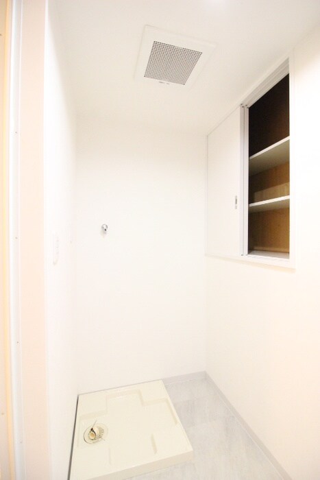 物件内観写真10　(洗濯機置場)