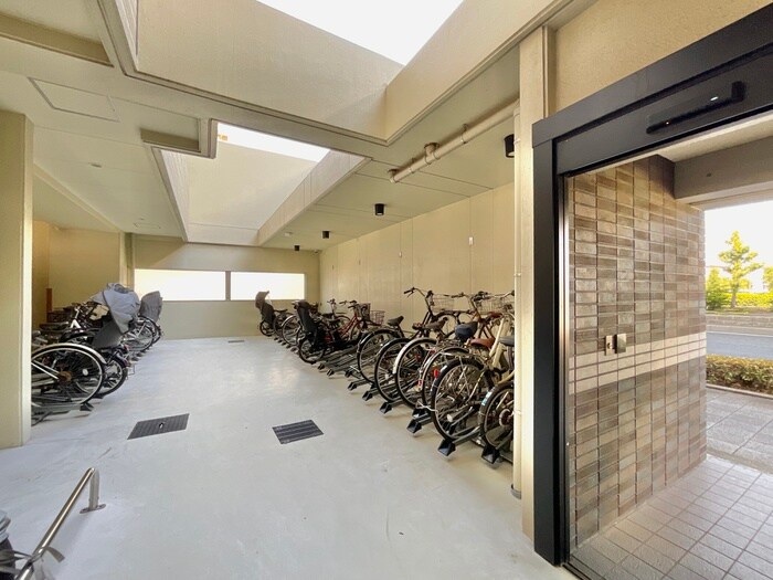 物件外観写真4　(駐輪場)