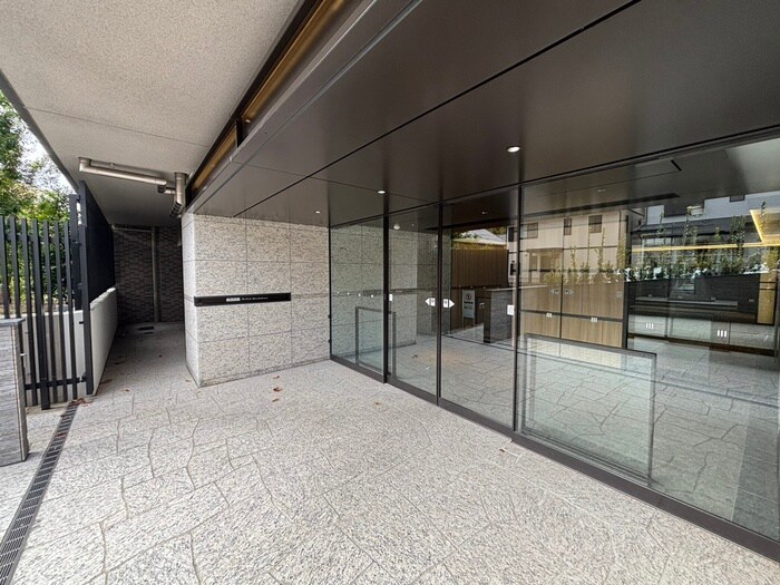 物件外観写真2　(エントランス部分)