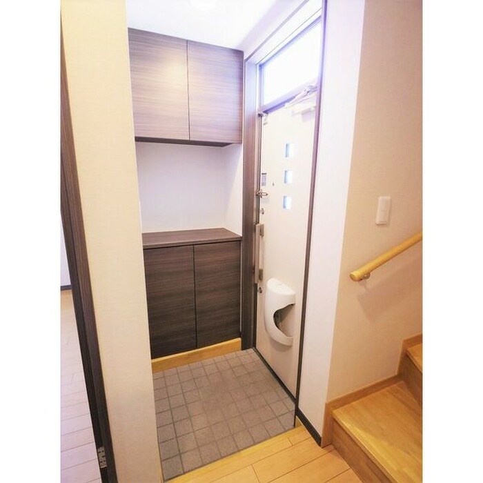 物件内観写真4　(玄関)