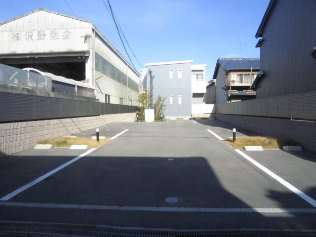 物件外観写真3　(駐車場)