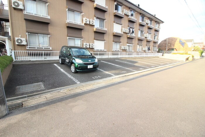 物件外観写真2　(駐車場)