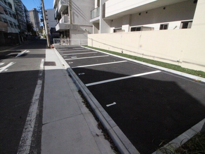 物件外観写真5　(駐車場)