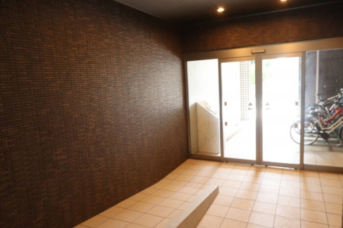 物件外観写真4　(エントランス部分)