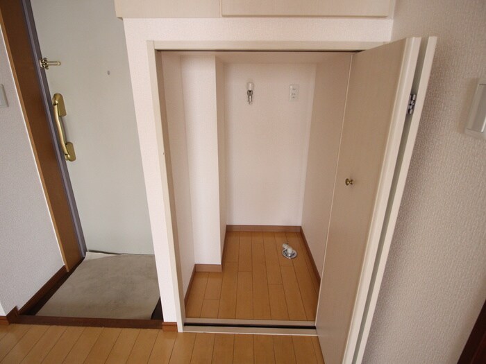 物件内観写真18　(洗濯機置場)