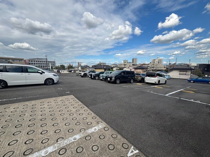 物件外観写真4　(駐車場)
