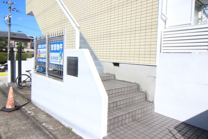 物件外観写真3　(エントランス部分)