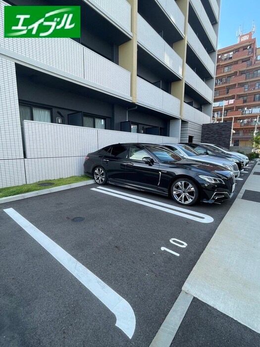 物件外観写真3　(駐車場)