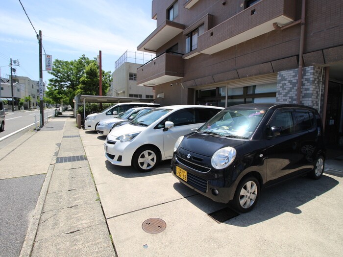 物件外観写真6　(駐車場)