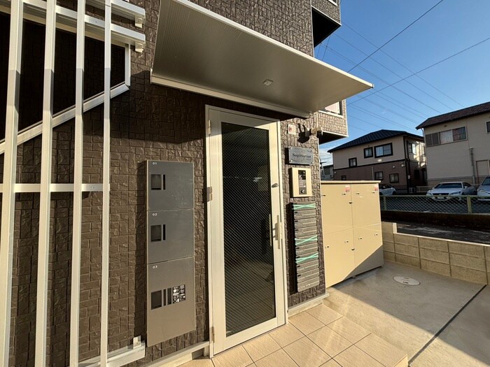 物件外観写真4　(エントランス部分)