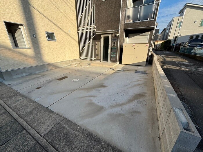 物件外観写真5　(駐車場)