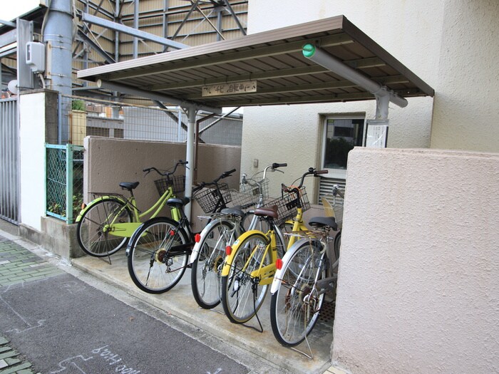 物件外観写真3　(駐輪場)