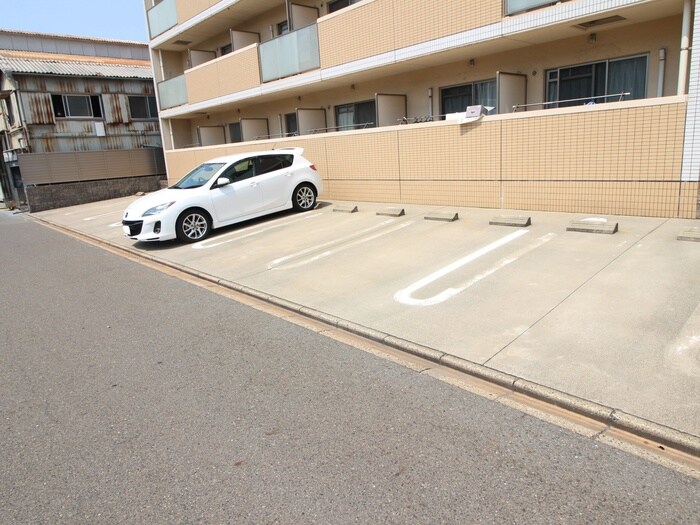 物件外観写真2　(駐車場)